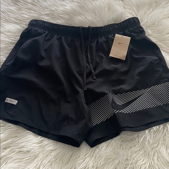 Nike Black Performance Shorts size L inseam 5” brand new waist elastic - Picture 10 of 10